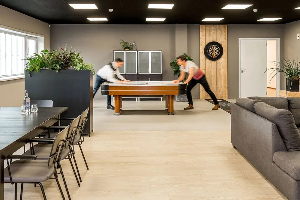 De kantine met pooltafel en dartbord op het kantoor in Wormerveer