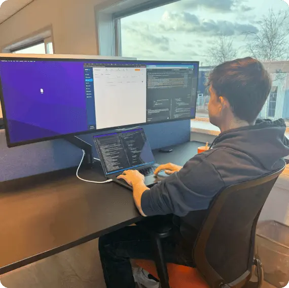 Een developer van Miller Digital aan het werk