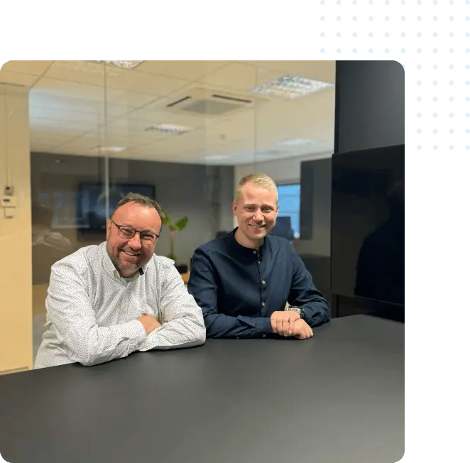 Twee mensen aan de vergadertafel van Miller Digital