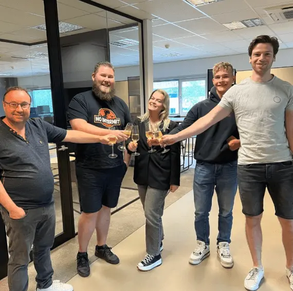 Het team van Miller Digital proost op een livegang