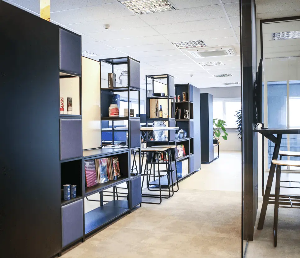 Werkplekken en een boekenkast op het kantoor van Miller Digital