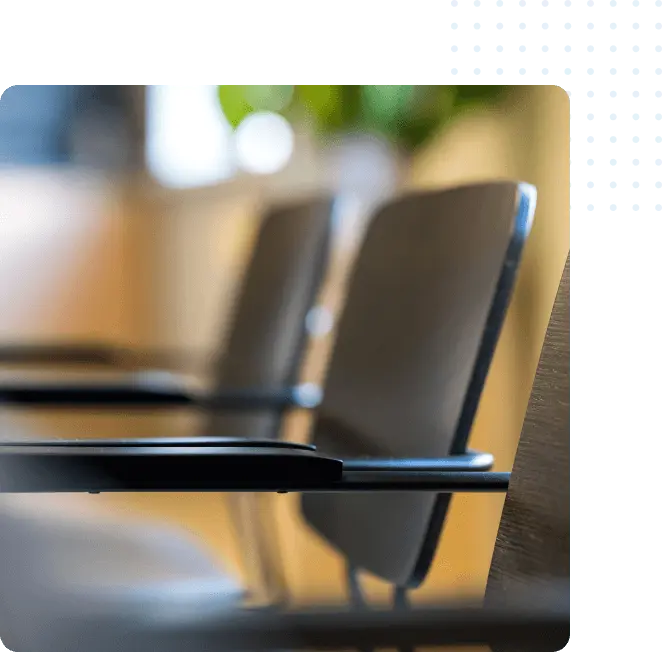 Stoelen aan de vergadertafel, klaar voor een kennismaking
