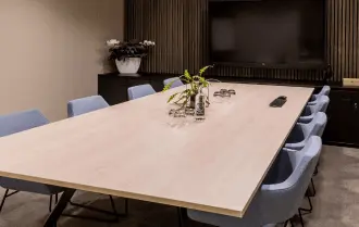 Vergaderruimte met een lange tafel op het kantoor van Miller Digital in Wormerveer